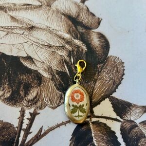 Adorable Flower/Gold Colored Pendant